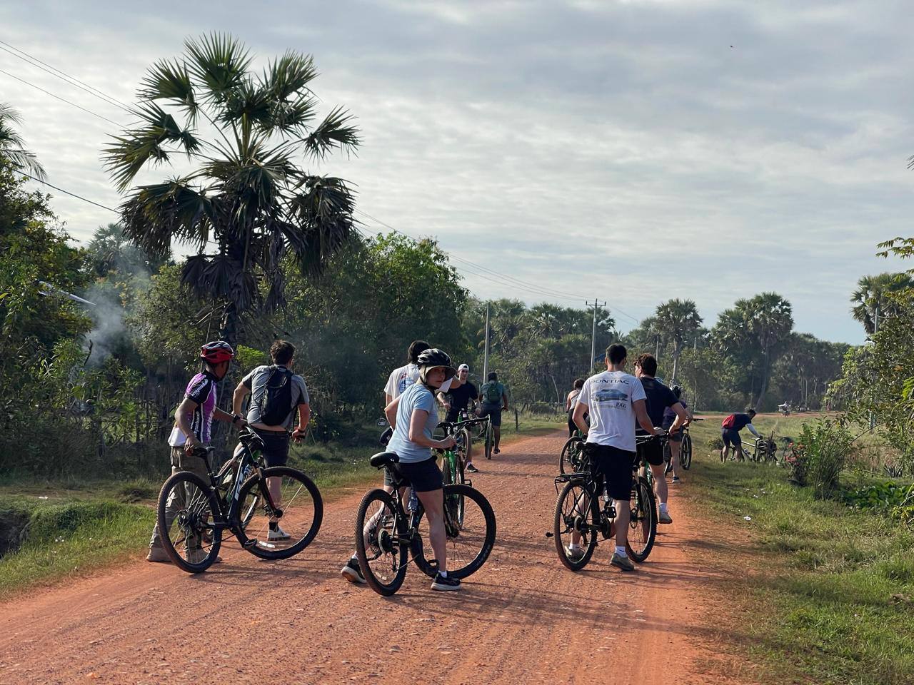 Siem Reap: Authentic Countryside Bike Tour with Local Guide