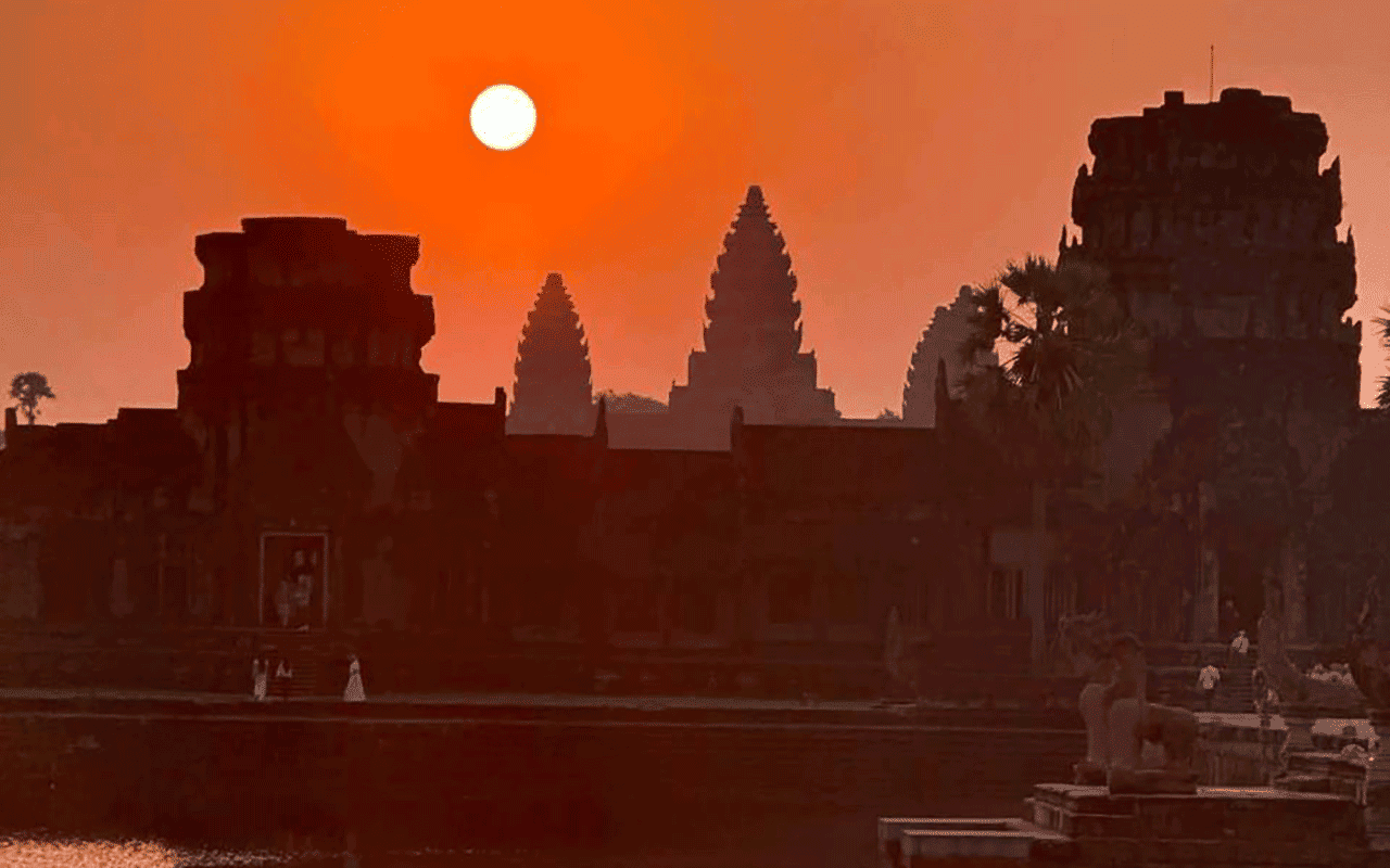 Siem Reap: Angkor Temples Share Guided Tour in German